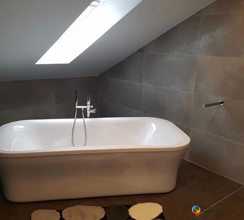 Bad mit freistehender Badewanne unter der Dachschräge