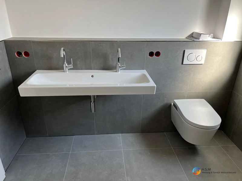 Doppelwaschtisch und wandhängendes WC
