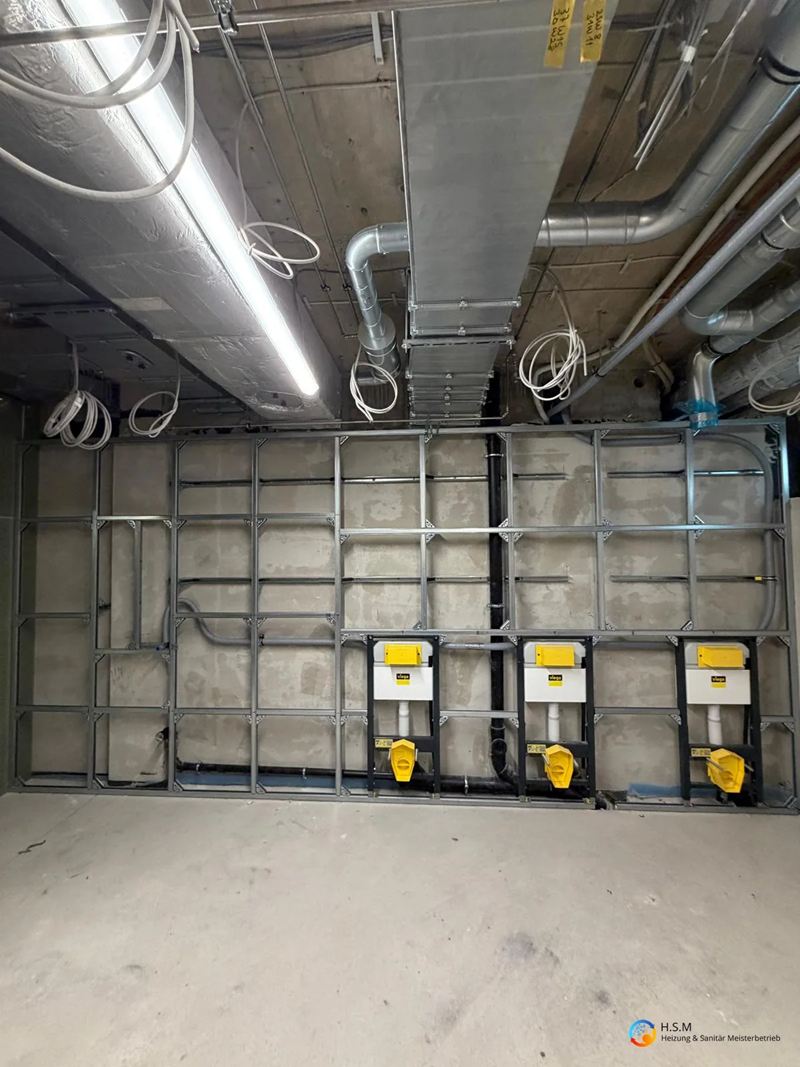 Installationswand mit mehreren WC-Elementen