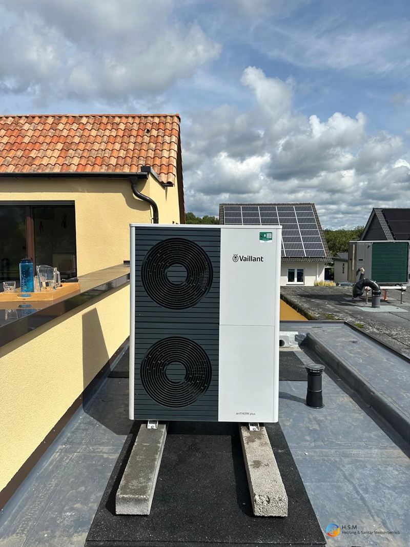Luft-Wärmepumpe von Vaillant auf einer Dachterrasse